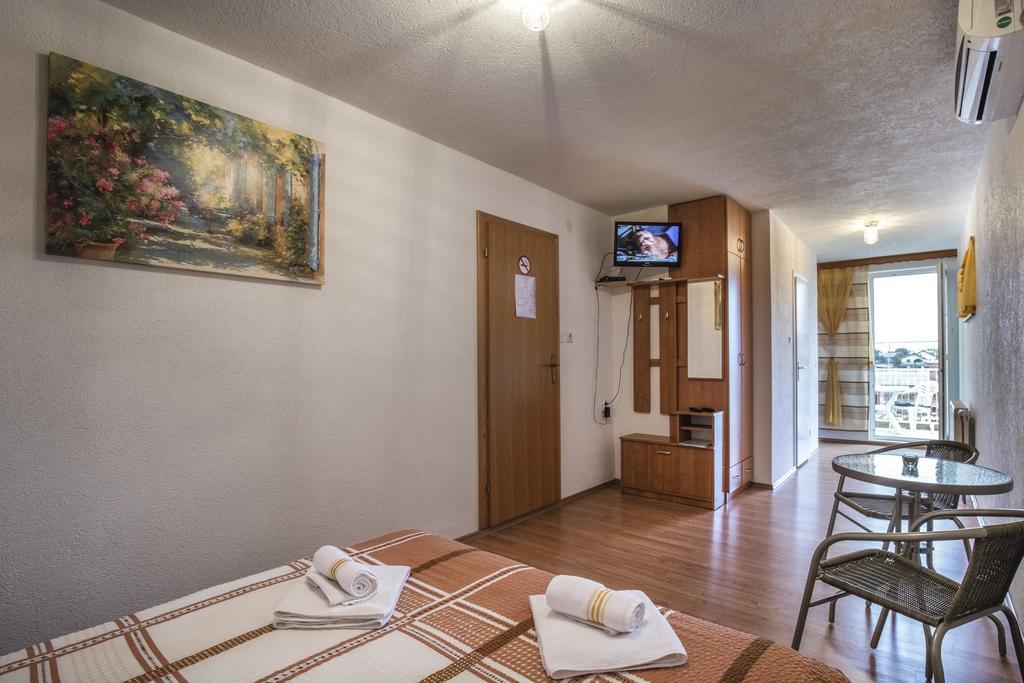 Apartment And Rooms Aracic Korenica Pokoj fotografie